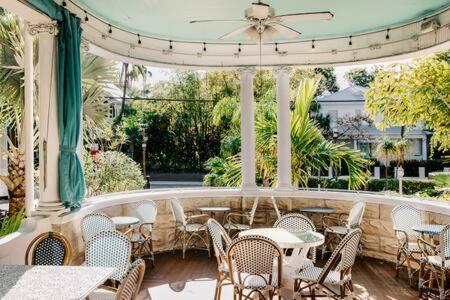 Classic King With Balcony At Curry Mansion Key West Exterior photo