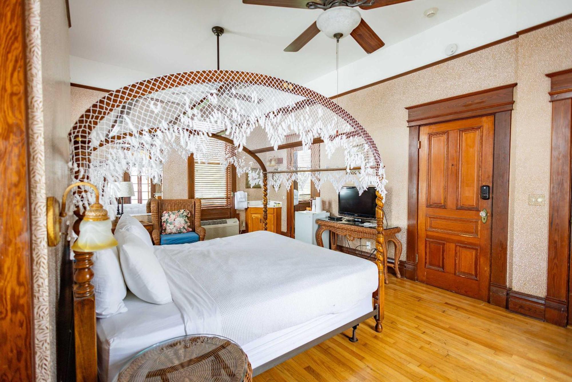 Classic King With Balcony At Curry Mansion Key West Exterior photo